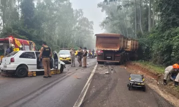 Motorista dorme no volante, invade pista contrária e bate de frente em carreta no noroeste do PR, diz PRF