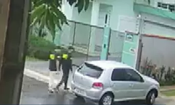 Duas pessoas são presas em operação  contra grupo suspeito de assaltos com uso de farda da Polícia Federal, em Foz do Iguaçu 