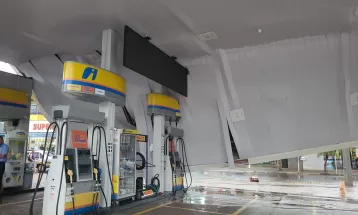 Cobertura de posto de combustíveis desaba após temporal em Ibiporã: FOTOS