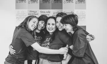Saúde mental de mães é tema de campanha em Curitiba: 'Trabalho materno é trabalho social, sem mães não existe sociedade', afirma organizadora 