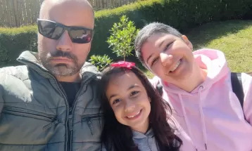 Filhos aprendem Libras para se comunicarem com mãe surda: 'Carinho'; VÍDEO