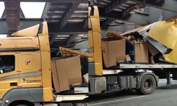 Caminhão terceirizado dos Correios entala na Ponte Preta, em Curitiba