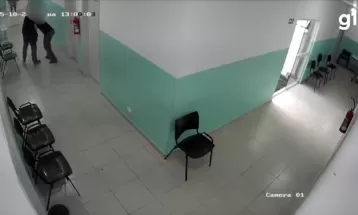 
Médico indiciado por importunação sexual contra colega de trabalho em posto de saúde é solto e afastado das funções