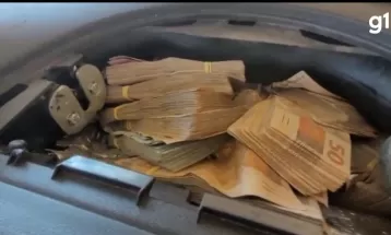 Motorista é preso após PRF encontrar R$ 719 mil em espécie dentro de compartimento de 'airbag' na BR-163; VÍDEO