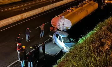 Caminhoneiro morre prensado por carro após descer em rodovia para sinalizar local na BR-376, em Maringá 