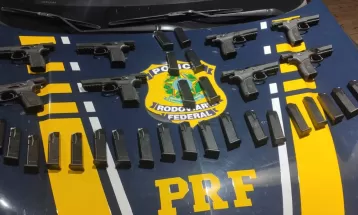 8 pistolas, 25 carregadores e quase 2 mil kg de maconha são encontrados escondidos em carreta, em Santa Tereza do Oeste  