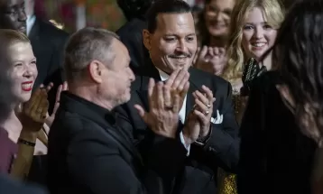 Johnny Depp é ovacionado em Cannes em exibição de 1º filme protagonizado por ator após briga na justiça contra ex