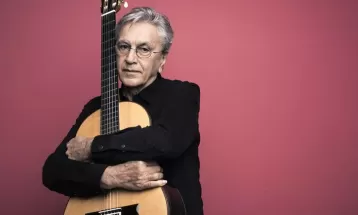 Caetano Veloso canta fado de Amália Rodrigues no novo filme de Pedro Almodóvar