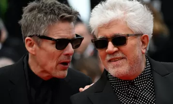 Almodóvar encanta Cannes com seu curta sobre caubóis gays com Pedro Pascal e Ethan Hawke