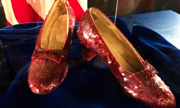 Homem é indiciado por furtar sapatos vermelhos usados por Judy Garland em 'O Mágico de Oz'