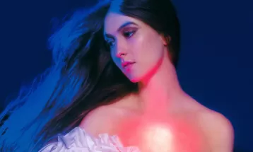 Weyes Blood vem ao Brasil com pop intenso e experimental: 'Quero chorar as lágrimas do mundo'