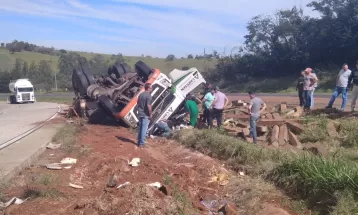 Motorista de 56 anos fica preso às ferragens após carreta carregada com dormentes de madeira tombar na BR-163
