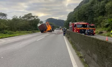 Trecho da BR-277 tem segundo dia de bloqueio parcial após acidente entre 2 caminhões