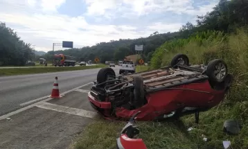 Carro capota ao ser fechado na BR-277 e motorista é ejetado, em Morretes; estado da vítima é grave