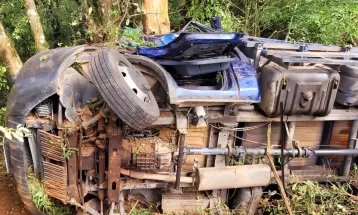 Passageiro morre após caminhão tombar de barranco com cerca de 10 metros na PR-466, em Guarapuava