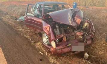 Três pessoas ficam feridas após batida entre trator e carro na PR-464, em Paranacity