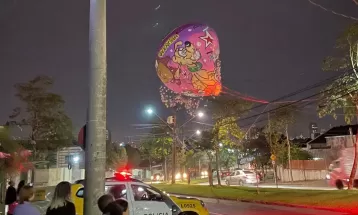 VÍDEO: Balão cai em rua de Curitiba, pega fogo na rede elétrica e assusta moradores