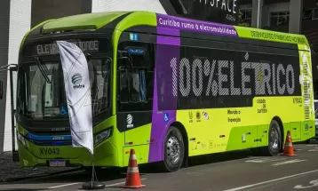 Ônibus elétrico com passageiros começa a ser testado em Curitiba; prefeitura quer transporte público sustentável até 2024