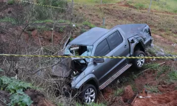 Motorista morre após perder controle de caminhonete, capotar e cair em barranco na PR-323, em Umuarama