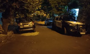 Mãe e filhos são encontrados mortos em casa; corpos estavam enrolados em lençóis e cobertas, diz PM