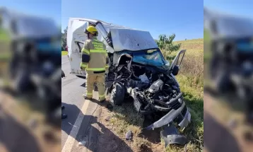 Pai e filho de 12 anos morrem em acidente entre van e caminhão na PR-438