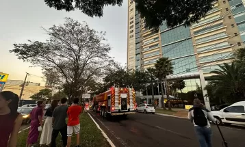 Incêndio atinge prédio de luxo no centro de Maringá; VÍDEO