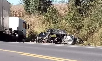 Três pessoas morrem em acidente entre carro e caminhão na BR-277
