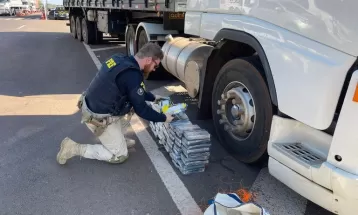 Polícia apreende 85 kg de cocaína escondidos no painel de caminhão, em Foz do Iguaçu