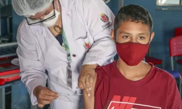 Curitiba inicia vacinação contra a gripe em crianças e adolescentes de 6 a 17 anos