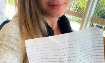 Influencer de Curitiba usa biquini em casa e recebe bilhete de vizinha incomodada: 'Pode fazer o favor de parar de ficar se exibindo'