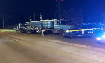 Mais de duas toneladas de maconha são apreendidas em carroceria de carreta em Londrina; motorista foi preso
