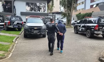 Operação no Paraná cumpre mandados contra suspeitos de tráfico de drogas; 'Traficante principal movimentava mais de R$ 1 mi por semana', diz delegado 