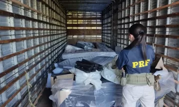 Polícia apreende quase 1 tonelada de maconha escondida dentro de camas box no PR