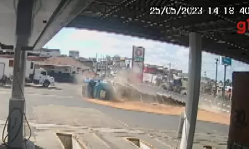 VÍDEO: Caminhão tomba em pátio de combustíveis e carga se espalha pelo chão em Ponta Grossa