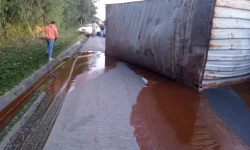 Caminhão carregado com lecitina de soja tomba na BR-277 em Paranaguá, afirma PRF
