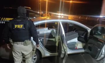 PRF apreende 300 litros de vinho de origem estrangeira após perseguição policial em Guarapuava