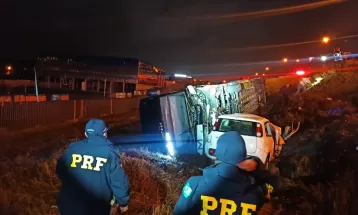 Duas pessoas morrem e três ficam gravemente feridas em acidente entre ônibus e carro na BR-116, em Quatro Barras