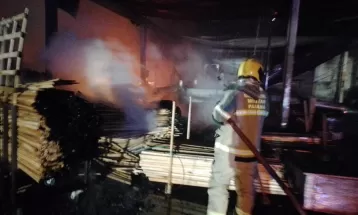 Incêndio destrói fábrica de colchões em Arapongas