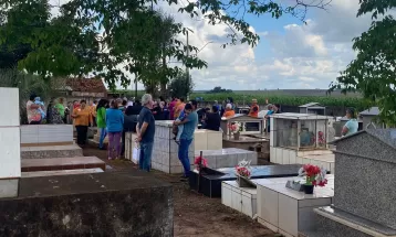 Corpo de jovem que morreu atropelada  após ser agredida e largada na rua por seguranças é enterrado no PR
