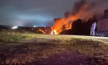 Caminhões se envolvem em três acidentes na BR-376, na região de Ponta Grossa; uma pessoa morreu