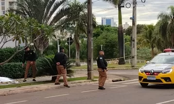 Jovem é morto com tiros de fuzil em calçada de Maringá, diz PM
