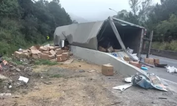 Caminhão tomba e interdita parcialmente BR-116 em Campina Grande do Sul