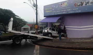 Carro invade loja de roupas em Cambé e deixa duas pessoas feridas: FOTOS