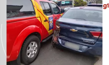 VÍDEO: Viatura dos bombeiros bate em três veículos estacionados em Ponta Grossa