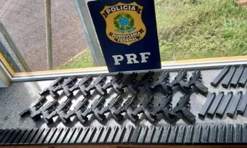 PRF apreende 20 pistolas de origem turca escondidas em portas de veículo; casal foi preso