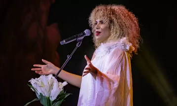 Vanessa da Mata faz da felicidade uma arma quente no show 'Vem doce'