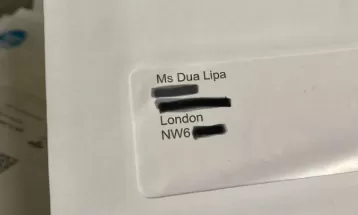 Correspondente da Globo em Londres, Murilo Salviano recebe carta endereçada a Dua Lipa e descobre que cantora já morou na casa onde vive