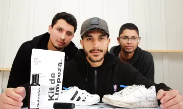 Jovens apostam no conserto e na customização de tênis por delivery: 'Somos sapateiros gourmet'