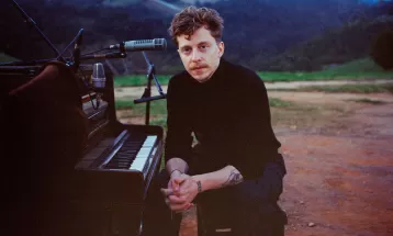 Gustavo Bertoni tenta conexão entre a canção e a música ambiente no álbum 'I got my eyes fixed'