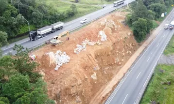 Detonação de rocha em Guaratuba bloqueia BR-376 temporariamente neste sábado (3)